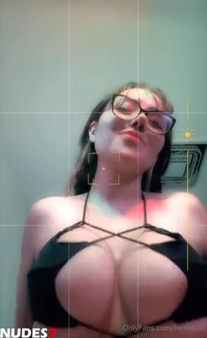 Ferxitta Big Boobs Bouncing Flash Nippels